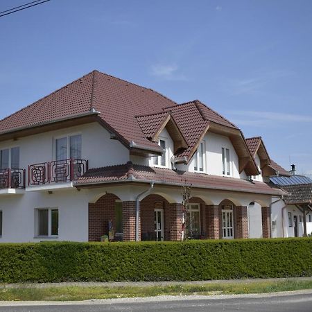 Fonix Apartmanhaz Nagypáli Exteriör bild